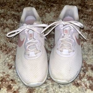 Woman’s Mesh Nike Running Shoes 🌵7.5